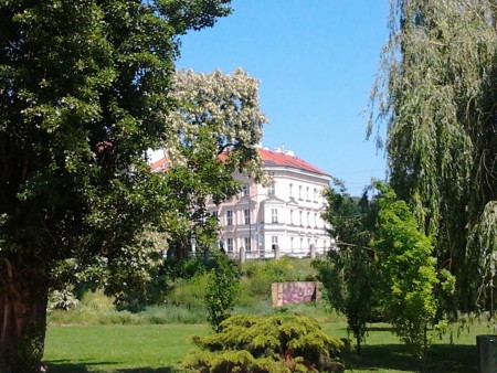 Particolare del palazzo, dagli splendidi giardini sulla Moldava adiacenti